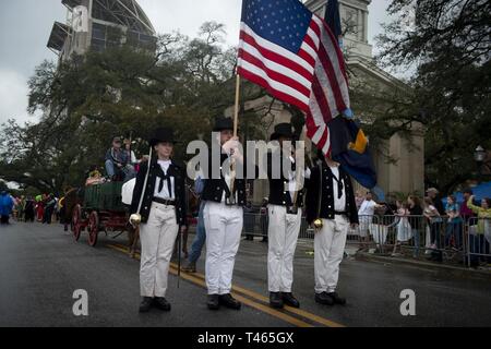 MOBILE, Ala. (3 marzo 2019) velisti assegnati alla USS Constitution marzo presso il Joe Caino Mardi Gras Parade durante la Marina mobile settimana. La Marina programma settimana serve come la Marina Il principale sforzo di divulgazione nelle aree del paese senza una significativa presenza della Marina. Foto Stock