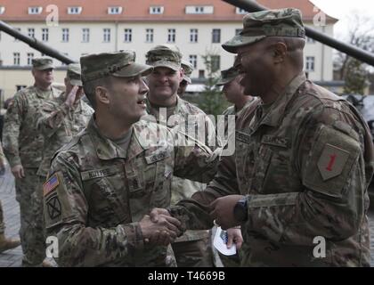 ZAGAN, Polonia - Comando Sgt. Il Mag. Quentin V. Fenderson del 1 ° brigata corazzate contro la squadra, 1a divisione di fanteria, scuote le mani con gente dire addio e che vogliono mostrare apprezzamento per Fenderson, Marzo 4, 2019. Questa rinuncia di responsabilità cerimonia Fenderson simboleggia il passaggio finale della sua responsabilità con la brigata come egli capi di per il suo prossimo incarico. Foto Stock