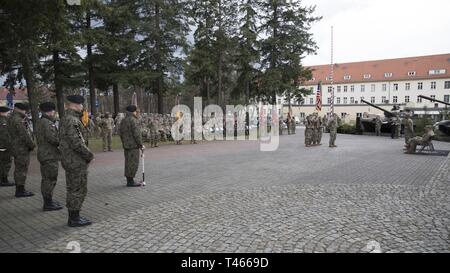 ZAGAN, Polonia - Comando Sgt. Il Mag. Quentin V. Fenderson del 1 ° brigata corazzate contro la squadra, 1a divisione di fanteria, è onorata dai molti frequentano la rinuncia di responsabilità cerimonia, 4 mar 2019. Questa cerimonia simboleggia Fenderson il trasferimento finale delle sue responsabilità con la brigata come egli capi di per il suo prossimo incarico. Foto Stock