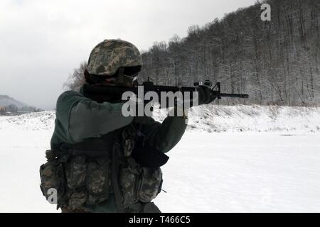 Spc. Madison Glinski, una camera mortuaria specialista affari negli Stati Uniti Esercito della riserva 316Expeditionary supporto comando compete nel 2019 316CES guerriero migliore concorrenza a Camp Dawson, West Virginia detenute marzo 4-8. Il concorso annuale corre junior soldati arruolati attraverso decine di base e di anticipo le abilità di combattimento che offre fisica e mentale di sfide da superare. Foto Stock