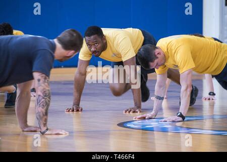 La stazione navale di Rota, Spagna (4 marzo 2019) da bombardieri Mate 2A CLASSE ADOLFO Umoja, centro, assegnato a Navy munizioni comando, Rota, Spagna, partecipa a un comando leader fitness (CFL) corso a bordo della stazione navale (NAVSTA) Rota. NAVSTA Rota sostiene la flotta, consente il combattente e supporta la famiglia conducendo operazioni aeree, operazioni portuali per garantire la sicurezza e la protezione, garantire la qualità di vita e che forniscono i servizi fondamentali di elettricità, acqua, combustibile e la tecnologia dell'informazione. Foto Stock