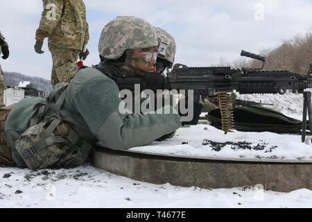 Spc. Madison Glinski, una camera mortuaria specialista affari negli Stati Uniti Esercito della riserva 316Expeditionary supporto comando compete nel 2019 316CES guerriero migliore concorrenza a Camp Dawson, West Virginia detenute marzo 4-8. Il concorso annuale corre junior soldati arruolati attraverso decine di base e di anticipo le abilità di combattimento che offre fisica e mentale di sfide da superare. Foto Stock