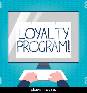 Segno di testo che mostra il programma di fidelizzazione. Business photo testo marketing strutturato offre incentivi ai clienti abituali mani su Mockup parte anteriore della tastiera di Bla Foto Stock
