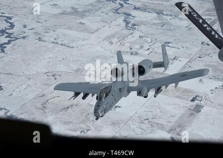 Un A-10 Thunderbolt II, attaccato al 442nd Fighter Wing a Whiteman Air Force Base, Mo, si diparte un KC-135 Stratotanker dopo la ricezione di combustibile, oltre Kansas Marzo 6, 2019. Il KC-135 è attaccato alla Air National Guard 185th dell aria ala di rifornimento a Sioux City, IA e viene regolarmente programmati per fare rifornimento a-10s a fini di formazione. Foto Stock