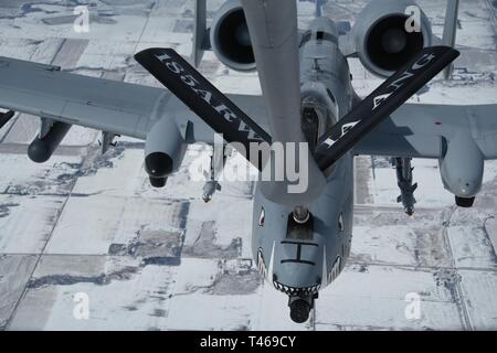 Un A-10 Thunderbolt II allegata al 442nd Fighter Wing a Whiteman Air Force Base, Mo, riceve il carburante da una KC-135 Stratotanker over Kansas Marzo 6, 2019. Il KC-135 è attaccato alla Air National Guard 185th dell aria ala di rifornimento a Sioux City, Iowa ed è regolarmente programmati per fare rifornimento a-10s a fini di formazione. Foto Stock