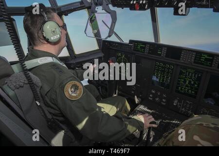 Stati Uniti Air Force Lt. Gen. Brad Webb, comandante della Air Force Special Operations Command, piloti un AC-130J Ghostrider gunship durante il volo per il campo Hurlburt, Florida, dopo la sua inaugurazione a Bob Sikes Airport Crestview, Florida, 6 marzo 2019. Questo AC-130J consegna di segna l'inizio della quarta Special Operations Squadron la transizione dai vecchi AC-130U Spooky al campo Hurlburt, Florida. Foto Stock