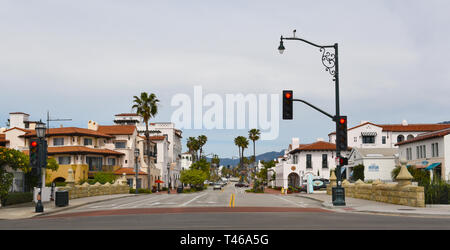 SANTA BARBARA, California - 11 Aprile 2019: stato Street visto dall'inizio di Stearns Wharf Foto Stock