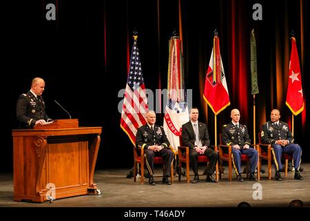 Ex U.S. Esercito Capt. Andrew L. Bundermann, Ufficiale di fanteria assegnato alla truppa B, terzo squadrone, 61o reggimento di cavalleria, quarta brigata Team di combattimento, 4a divisione di fanteria, riceve la traversa di servizio distinto, 7 marzo 2019, nel corso di una cerimonia al Northrop Auditorium di Minneapolis, Minnesota. Stati Uniti Esercito Lt. Gen. Thomas S. Giacomo Jr., comandante della 1° U.S. Esercito, ha consegnato il premio a Bundermann per le sue azioni ad Ottobre 3, 2009 sul combattimento Outpost Keating, Afghanistan. Foto Stock