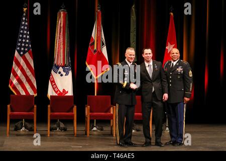 Stati Uniti Esercito Lt. Gen. Thomas S. Giacomo Jr., sinistra, comandante della 1° U.S. Esercito, ex U.S. Esercito Capt. Andrew L. Bundermann, Centro Ufficiale di fanteria assegnato alla truppa B, terzo squadrone, 61o reggimento di cavalleria, quarta brigata Team di combattimento, 4a divisione di fanteria, E DEGLI STATI UNITI Comando Esercito Sgt. Il Mag. Dwayne Cook, senior leader arruolato per il primo esercito, posano per una foto, 7 marzo 2019, durante la traversa di servizio distinto cerimonia al Northrop Auditorium di Minneapolis, Minnesota. Il premio è stato consegnato a Bundermann per le sue azioni ad Ottobre 3, 2009 sul combattimento Outpost Keating, Afghanistan. Foto Stock