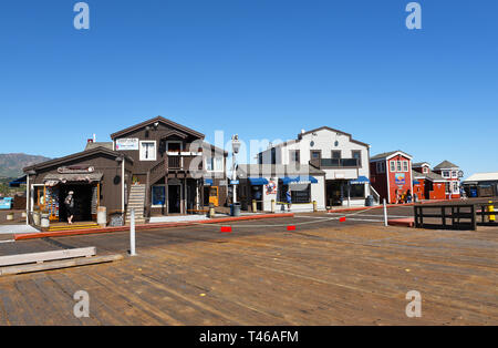 SANTA BARBARA, California - 11 Aprile 2019: negozi di Stearns Wharf. Quando completato nel 1872, è diventata la più lunga in acqua profonda tra il molo di Los Angeles Foto Stock