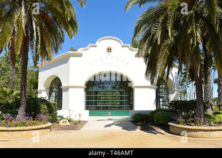 SANTA BARBARA, California - 11 Aprile 2019: la Giostra edificio a inseguire Palm Park è una festosa open-air location matrimonio proprio di fronte a Santa Ba Foto Stock