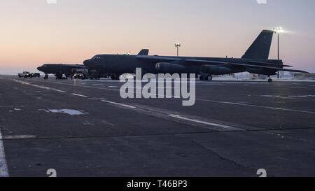 Il sole sorge alle spalle di una B-52H Stratofortress a Minot Air Force Base in North Dakota, 11 marzo 2019. Equipaggio capi con il quinto aeromobile squadrone di manutenzione sono responsabili per tutte le operazioni di manutenzione sul loro piano assegnato. Foto Stock