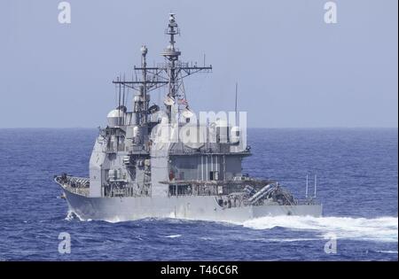 Oceano Pacifico (11 marzo 2019) Il Ticonderoga-class guidato-missili cruiser USS Chancellorsville (CG 62) transita l'Oceano Pacifico durante un esercizio di formazione con altri Stati Uniti Navy navi da guerra. Stati Uniti Navy navi da guerra treno insieme per aumentare la competenza tattica, la letalità e interoperabilità delle unità partecipanti in un epoca di grande potenza la concorrenza. Foto Stock