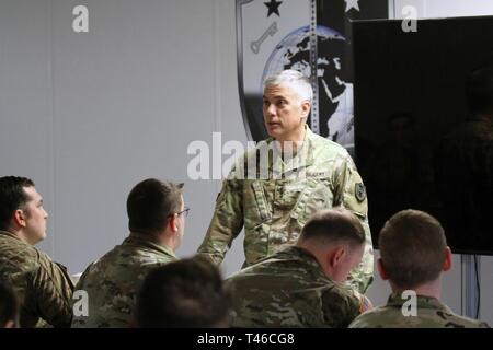 FORT GEORGE G. MEADE, Md. - gen. Paolo Nakasone, commander, U.S. Cyber Command e direttore, National Security Agency/capo, Central Security Service, i colloqui con la uscita soldati ARNG assegnato alla Task Force II eco, a Brigata allegato il 11 marzo. "Siamo solo buono come tutti i componenti - Attivo, riserva, e la Guardia Nazionale e che è importante per noi", ha detto Nakasone. "A nome di tutti noi a gli Stati Uniti Cyber Command e U.S. Esercito Cyber, che ho avuto il piacere di comandare prima e il dipartimento dell'esercito, "ben fatto e ben fatto "." Foto Stock