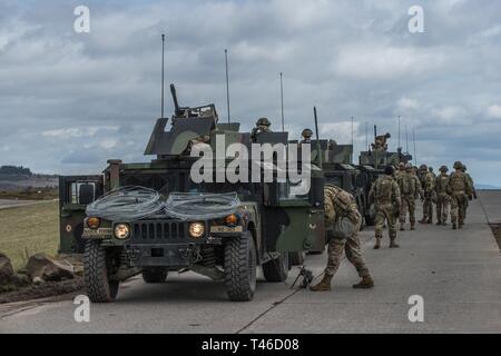 I soldati assegnati al primo plotone, 92ma la polizia militare azienda prepararsi per un convoglio Live Fire Esercizio sul campo 35, Baumholder zona di addestramento militare Baumholder, Germania, 11 marzo, 2019. La formazione è stata parte del plotone di certificazione. In varie iterazioni i soldati hanno imparato a condurre il fuoco in convoglio operazioni. Foto Stock