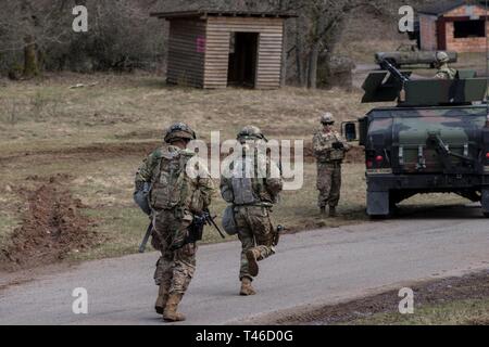 I soldati assegnati al primo plotone, 92ma la polizia militare azienda prepararsi per un convoglio Live Fire Esercizio sul campo 35, Baumholder zona di addestramento militare Baumholder, Germania, 11 marzo, 2019. La formazione è stata parte del plotone di certificazione. In varie iterazioni i soldati hanno imparato a condurre il fuoco in convoglio operazioni. Foto Stock