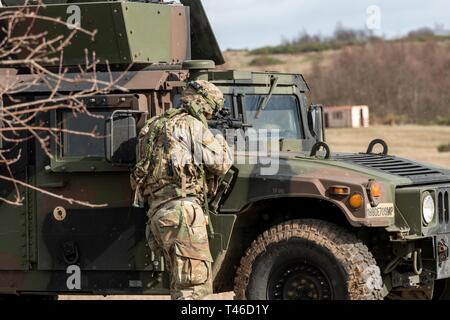 I soldati assegnati al primo plotone, 92ma la polizia militare azienda prepararsi per un convoglio Live Fire Esercizio sul campo 35, Baumholder zona di addestramento militare Baumholder, Germania, 11 marzo, 2019. La formazione è stata parte del plotone di certificazione. In varie iterazioni i soldati hanno imparato a condurre il fuoco in convoglio operazioni. Foto Stock