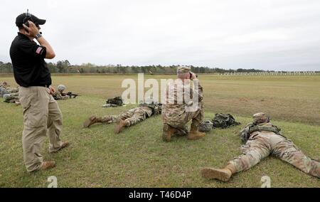 Stati Uniti Army Sgt. 1. Classe Robert Shoup, a Dallas, Texas native che è un istruttore con gli Stati Uniti Esercito di unità di precisione di tiro, orologi rispetto ai concorrenti presso l'U.S. Esercito piccoli bracci campionati a Fort Benning, Georgia Marzo 10-16, 2019. L annuale settimana di concorrenza che è ospitato dal governo degli STATI UNITI Precisione di tiro dell'esercito unità è l'esercito premier della precisione di tiro la concorrenza che le prove militari di entrambi le loro armi primarie e secondarie attraverso 11 diversi corsi di fuoco. Foto Stock