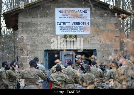 Stati Uniti I soldati dell esercito assegnato alla 554th Polizia Militare azienda ricevono istruzioni durante un chimico, biologico, radiologico e nucleare evoluzione di formazione a Panzer Kaserne a Böblingen, Germania, 11 marzo 2019. Per acquisire familiarità con la funzionalità del loro equipaggiamento, l'unità esegue la formazione per guadagnare la comprensione degli effetti di esposizione ad un agente chimico. Foto Stock