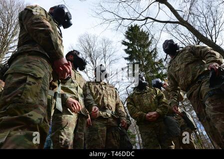 Stati Uniti I soldati dell esercito assegnato alla 554th Polizia Militare azienda riceve istruzioni sul loro maschere a gas prima di chimici, biologici, radiologici e nucleari (CBRN) formazione a Panzer Kaserne a Böblingen, Germania, 11 marzo 2019. Per acquisire familiarità con la funzionalità del loro equipaggiamento, l'unità esegue la formazione per guadagnare la comprensione degli effetti di esposizione ad un agente chimico. Foto Stock