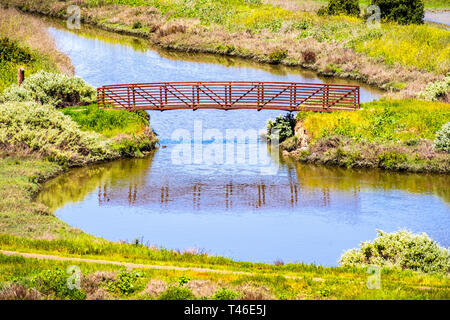 Vista aerea del Creek e ponte in Don Edwards Wildlife Refuge, Fremont, East Bay area di San Francisco, California Foto Stock