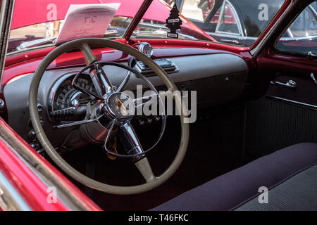 Naples, Florida, Stati Uniti d'America - Marzo 23,2019: Rosso 1949 Oldsmobile in occasione della trentaduesima annuale deposito Napoli Classic Car Show in Naples, Florida. Solo editoriale. Foto Stock