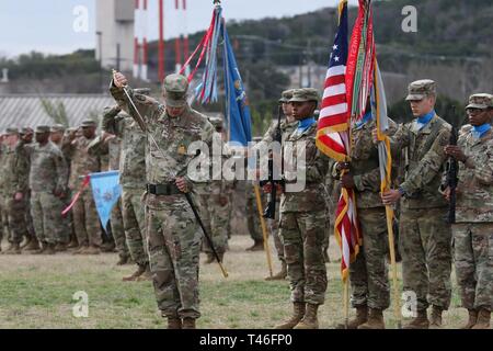 Sgt. 1. Classe Bradley Rasdall guaine la non-ufficiale incaricato spada durante una cerimonia, Marzo 8, 2019, Fort Hood, Texas. Il comando Sgt. Il Mag. Thomas Baird rinunciato a comando per il comando Sgt. Il Mag. Michael Mabanag. Foto Stock