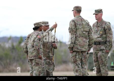 Il comando Sgt. Il Mag. Michael Mabanag, 504th Intelligenza militare brigata CSM, ispeziona i sottufficiali spada per la prima volta il 8 marzo, 2019, Fort Hood, Texas. Il passaggio della spada torna al titolare simboleggia la dedizione ai soldati della 504th MI BDE e la continuità di NCO il canale di supporto. Foto Stock