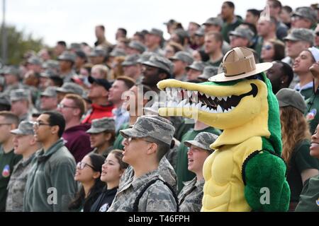 I membri della formazione 334 Squadrone 'Gator' partecipare a roll call durante il 81o gruppo di addestramento di drill down sul Levitow Supporto Training Facility pad trapano a Keesler Air Force Base, Mississippi, Marzo 8, 2019. Avieri dalla 81st TRG hanno gareggiato in un aperto trimestrale di ranghi di ispezione, regolamento routine trapano e punte di freestyle di routine. Keesler treni più di 30.000 studenti ogni anno. Mentre nella formazione, avieri è data l opportunità di volontariato per imparare ed eseguire il drill down di routine. Foto Stock