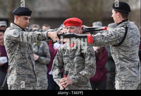 Stati Uniti Air Force aviatori 1a classe Evan Berglund, Ryan Sweazy e Christopher Strnad, 336a Training Squadron freestyle trapanare i membri del team, eseguire durante il 81o gruppo di addestramento di drill down sul Levitow Supporto Training Facility pad trapano a Keesler Air Force Base, Mississippi, Marzo 8, 2019. Avieri dalla 81st TRG hanno gareggiato in un aperto trimestrale di ranghi di ispezione, regolamento routine trapano e punte di freestyle di routine. Keesler treni più di 30.000 studenti ogni anno. Mentre nella formazione, avieri è data l opportunità di volontariato per imparare ed eseguire il drill down di routine. Foto Stock