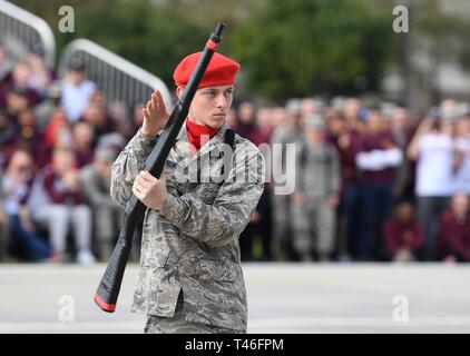 Stati Uniti Air Force Airman 1. Classe Ryan Sweazy, 336a Training Squadron freestyle trapanare master, esegue durante la 81st gruppo Formazione di drill down sul Levitow Supporto Training Facility pad trapano a Keesler Air Force Base, Mississippi, Marzo 8, 2019. Avieri dalla 81st TRG hanno gareggiato in un aperto trimestrale di ranghi di ispezione, regolamento routine trapano e punte di freestyle di routine. Keesler treni più di 30.000 studenti ogni anno. Mentre nella formazione, avieri è data l opportunità di volontariato per imparare ed eseguire il drill down di routine. Foto Stock