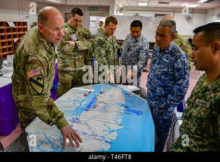 Esercito di Washington la Guardia Nazionale Col. Kevin McMahan discute le operazioni con il suo malese forze armate omologhi durante esercizio Bersama Warrior in Malese Forze Armate sede a Kuala Lumpur, Malesia, 9 marzo 2019. Bersama Warrior è un comune esercizio bilaterale tra il malese delle Forze Armate e l'esercito degli Stati Uniti del Pacifico Foto Stock