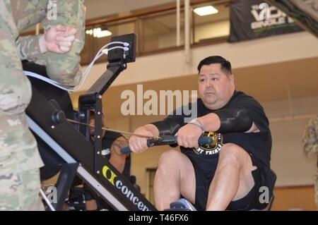 Personale in pensione Sgt. Michael Shaw partecipa all'esercito 2019 Prove indoor rowing concorrenza, 7 marzo, a Fort Bliss, Texas. Prove dell'esercito è una adaptive-competizione sportiva che si svolgerà dal 5 marzo - 16 con quasi 100 feriti e ammalati e feriti active-dovere di soldati veterani e competere in 14 diversi sport adattativa per la possibilità di rappresentare il Team esercito al 2019 del Dipartimento della Difesa giochi guerriero a Tampa, in Florida. Foto Stock