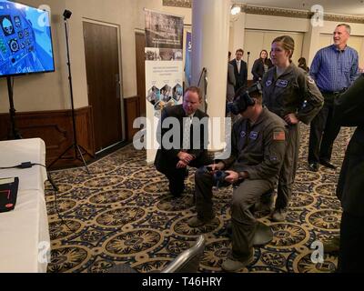 Col. Samantha settimane (a destra), XIV Flying Training Wing Commander e il Mag. Ryan Brewer (seduto), XIV FTW SparkCell direttore, prendere parte a una delle procedure di emergenza augmented-realtà esercizio di tecnologia presso il PTN Technology Expo a base comune San Antonio-Randolph, Texas, 12 marzo 2019. La formazione di volo ali saranno ufficialmente iniziare a integrare le innovazioni da PTN nel pilota di laurea triennale curriculum di formazione inizio Maggio 31, 2019. Foto Stock