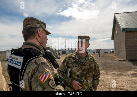 Brig. Gen. Russell Johnson, Terra componente Commander, tours la mietitrebbia bracci formazione collettiva struttura presso il frutteto Combat Training Center come parte dell'Idaho National Guard multi-stato, multi-agenzia di risposta di emergenza esercitazione 12 marzo, 2019. Risposta di Idaho-19 valutare l'Idaho National Guard è la sua capacità di organizzare, assemblare, equipaggiare, integrare e distribuire e ridistribuire la Guardia Nazionale forze da più membri a sostegno di Idaho membro di pianificazione di emergenza. Foto Stock