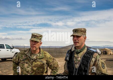 Brig. Gen. Russell Johnson, Terra componente Commander, tours la mietitrebbia bracci formazione collettiva struttura presso il frutteto Combat Training Center come parte dell'Idaho National Guard multi-stato, multi-agenzia di risposta di emergenza esercitazione 12 marzo, 2019. Risposta di Idaho-19 valutare l'Idaho National Guard è la sua capacità di organizzare, assemblare, equipaggiare, integrare e distribuire e ridistribuire la Guardia Nazionale forze da più membri a sostegno di Idaho membro di pianificazione di emergenza. Foto Stock