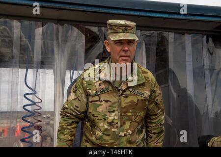 Brig. Gen. Russell Johnson, Terra componente Commander, tours la mietitrebbia bracci formazione collettiva struttura presso il frutteto Combat Training Center come parte dell'Idaho National Guard multi-stato, multi-agenzia di risposta di emergenza esercitazione 12 marzo, 2019. Risposta di Idaho-19 valutare l'Idaho National Guard è la sua capacità di organizzare, assemblare, equipaggiare, integrare e distribuire e ridistribuire la Guardia Nazionale forze da più membri a sostegno di Idaho membro di pianificazione di emergenza. Foto Stock