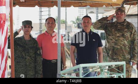 (Da sinistra a destra) l esercito filippino Lt. Col. Francesca Dapiton, Ufficio del Chief Engineer, il Sig. Francisco Bautista, Dipartimento dell'istruzione del supervisore del distretto, gli onorevoli Efren Pascual Jr., comunale sindaco di Orani Bataan, E DEGLI STATI UNITI Esercito Lt. Col. Michael Tucker, combinato comune civile operazioni militari Task Force commander, rendere rispetto durante la riproduzione di un inno nazionale presso l'ingegneria azione civica Progetto 4 cerimonia di apertura come parte di esercizio Balikatan, 12 marzo 2019. Esercizio Balikatan, nella sua trentacinquesima iterazione è un annuale U.S.-militari filippini esercizio focus Foto Stock