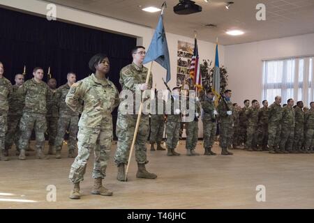 Lt. Col. Linda Riedel, centoventicinquesimo Cyber Protection comandante del battaglione, trasferimenti competente della Task Force eco al comandante in arrivo Lt. Col. Michael Courville a Fort Meade, Maryland, Marzo 13, 2019. Circa 60 soldati con il 125th Cyber Battaglione di protezione, Teatro 228th Tactical vigili del segnale, Carolina del Sud la Guardia Nazionale distribuito per la regione della capitale nazionale nel marzo 2018 per una mobilitazione yearlong sotto una missione federale a sostegno dell'U.S. Esercito Cyber comando. Foto Stock