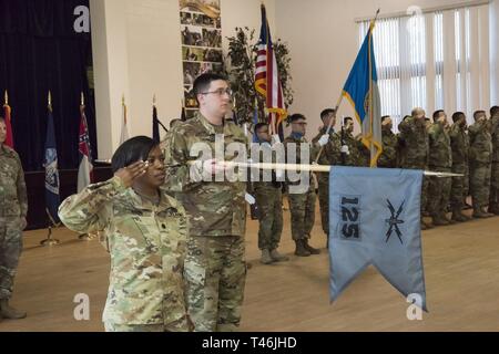 Lt. Col. Linda Riedel, centoventicinquesimo Cyber Protection comandante del battaglione, trasferimenti competente della Task Force eco al comandante in arrivo Lt. Col. Michael Courville a Fort Meade, Maryland, Marzo 13, 2019. Circa 60 soldati con il 125th Cyber Battaglione di protezione, Teatro 228th Tactical vigili del segnale, Carolina del Sud la Guardia Nazionale distribuito per la regione della capitale nazionale nel marzo 2018 per una mobilitazione yearlong sotto una missione federale a sostegno dell'U.S. Esercito Cyber comando. Foto Stock