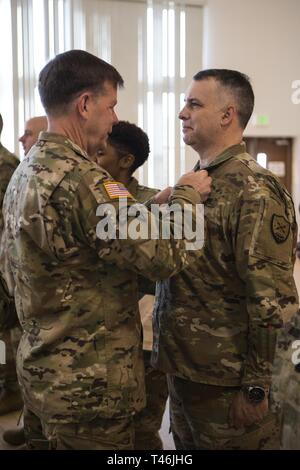 Il comando Sgt. Il Mag. William Kyzer riceve il servizio meretorious medaglia dal Lt. Gen. Stephen Fogarty, comandante della U.S. Esercito Cyber il comando a Fort Meade, Maryland, Marzo 13, 2019. Lt. Col. Linda Riedel, centoventicinquesimo Cyber Protection comandante del battaglione, trasferimenti competente della Task Force eco al comandante in arrivo Lt. Col. Michael Courville a Fort Meade, Maryland, Marzo 13, 2019. Circa 60 soldati con il 125th Cyber Battaglione di protezione, Teatro 228th Tactical vigili del segnale, Carolina del Sud la Guardia Nazionale distribuito per la regione della capitale nazionale nel marzo 2018 per una mobilitazione yearlong und Foto Stock