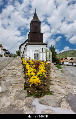 Chiesa ot il piccolo villaggio Hollókő Holloko tempo primaverile in Ungheria famosa per la festa di Pasqua e il suo tradizionale vecchio case ungherese Unesco Foto Stock