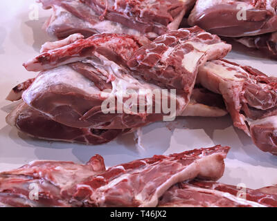 Materie di pezzi di carne in un mercato alimentare Foto Stock