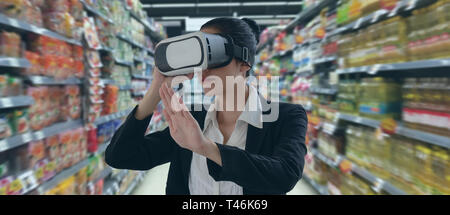 Internet delle cose i concetti di marketing,smart augmented reality,il cliente utilizzare occhiali virtuale per vedere il prodotto che ricerca per applicazione di intelligenza artificiale con acqua calda Foto Stock