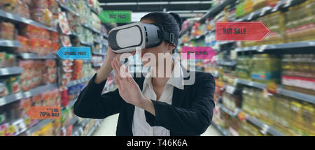 Internet delle cose i concetti di marketing,smart augmented reality,il cliente utilizzare occhiali virtuale per vedere il prodotto che ricerca per applicazione di intelligenza artificiale con acqua calda Foto Stock