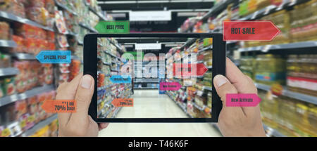 Internet delle cose i concetti di marketing,smart augmented reality,il cliente tenere il telefono cellulare per vedere il prodotto che ricerca per applicazione di intelligenza artificiale con ho Foto Stock