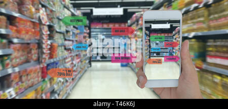 Internet delle cose i concetti di marketing,smart augmented reality,il cliente tenere il telefono cellulare per vedere il prodotto che ricerca per applicazione di intelligenza artificiale con ho Foto Stock