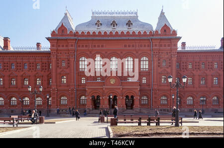 Mosca, Russia, 10 marzo 2017: piazza davanti al Museo della Guerra Patriottica di 1812 con passeggiate rilassanti e persone Foto Stock