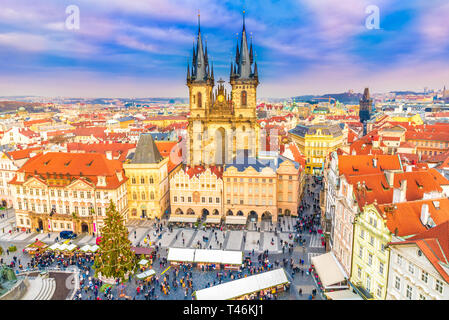 Vista panoramica sulla piazza della città vecchia di Praga a Natale tempo, Repubblica Ceca Foto Stock