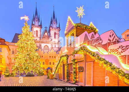 Albero di natale e la fiaba la chiesa di Nostra Signora di Tyn a Praga, Repubblica Ceca. Foto Stock